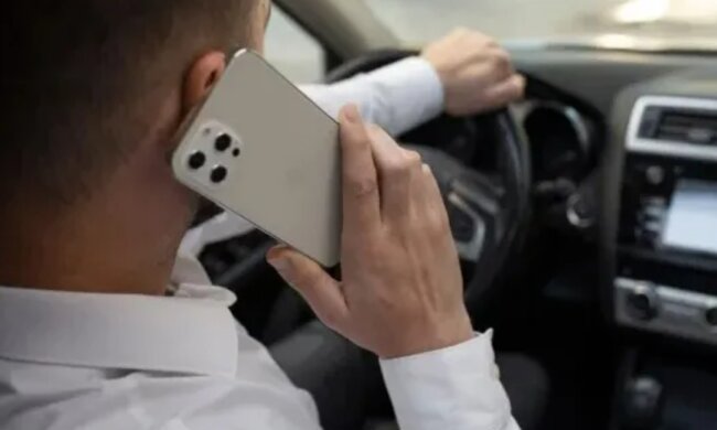 Телефон за кермом авто, зображення з вільних джерел