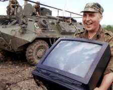 "Непобедимые" войска Путина воруют у украинцев ковры. Везут домой любимым женщинам