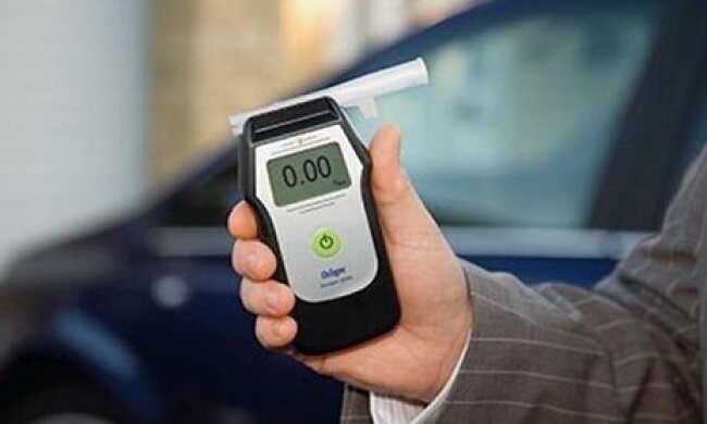 Перевірка на алкоголь водія, фото: youtube.com