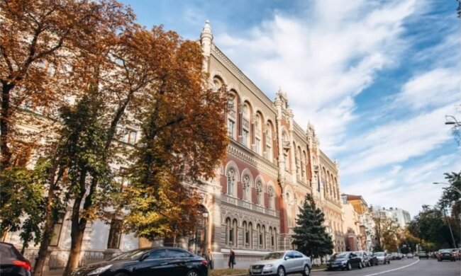 Українців попередили про нові правила переказу грошей із картки на картку. Заява НБУ