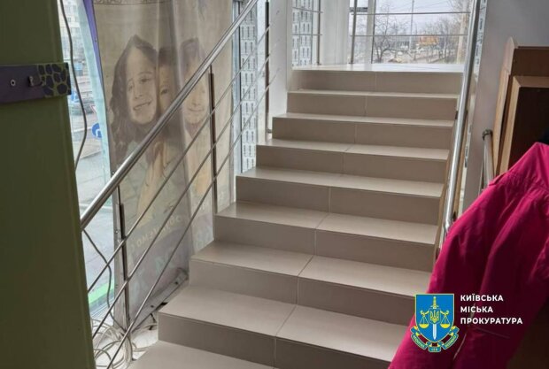 2-річний хлопчик впав зі сходів в дитсадку