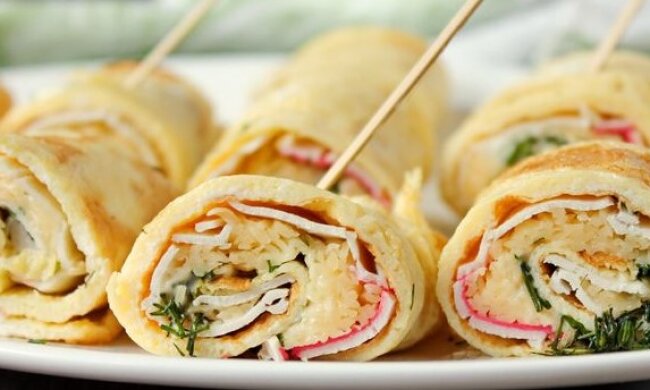 Такими ласощами не захочеться ділитися: рецепт млинців з крабовими паличками та сиром