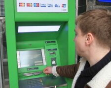 Приватбанк предупредил украинцев: восстановлены международные переводы через терминалы