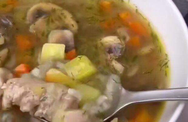 Куриный суп с грибами и рисом, кадр из видео