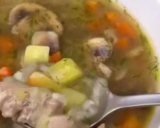 Курячий суп з грибами та рисом, кадр з відео