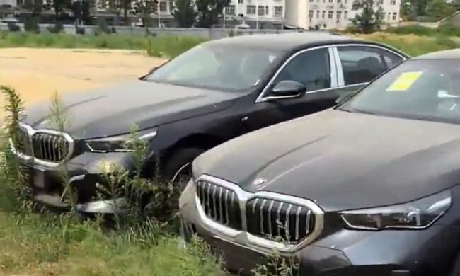 Покинуті BMW на парковці, кадр з відео