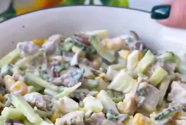Салат з куркою, грибами та кукурудзою, кадр з відео