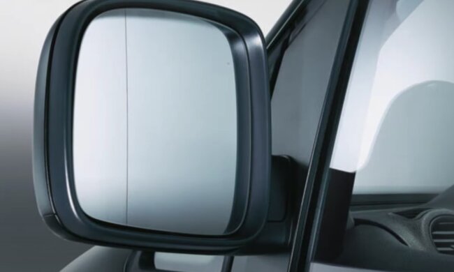 До этого додумается не каждый: для чего опытные водители вешают пакет на боковое зеркало