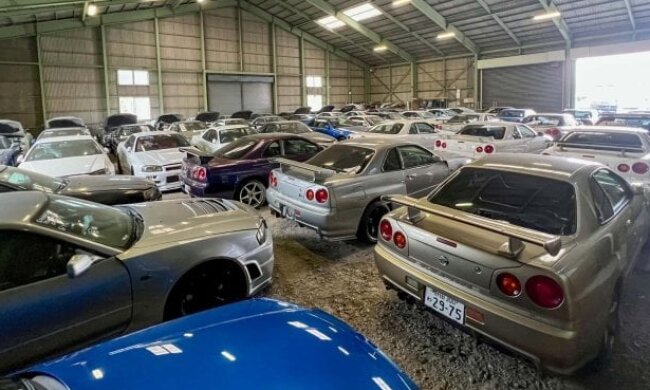 Заброшенный гараж с легендарными спорткарами