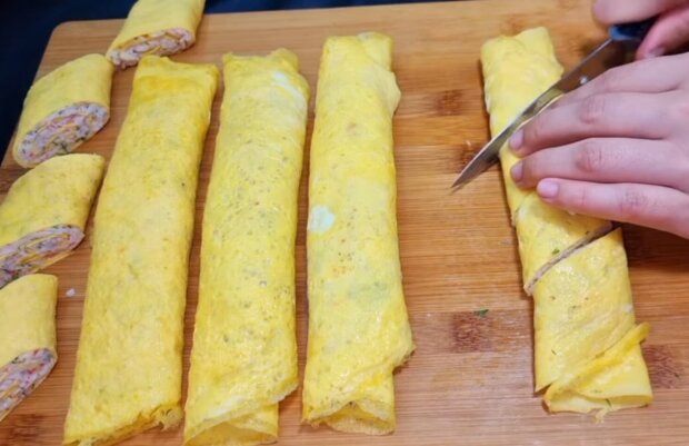 Яичный рулет с крабовыми палочками, кадр из видео