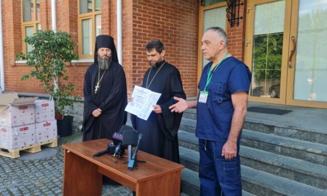 УПЦ передала 10 тыс упаковок антибиотиков медикам на линию разграничения