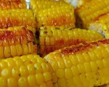Кукуруза, запечённая с чесноком и сливочным маслом, фото: youtube.com