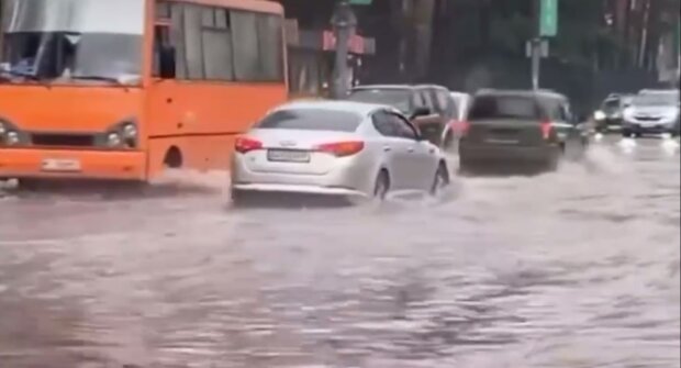 Мощнейший потоп в Ирпене и Буче: вода заливает квартиры и машины. Видео