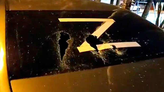 Это Москва: россияне после обращения Путина начали массово бить машины. Видео