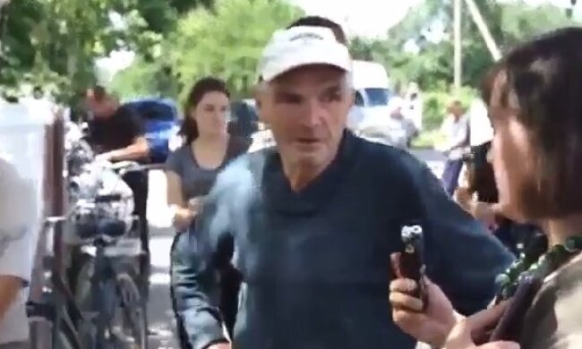 Украинские женщины чуть не разорвали старого маразматика, который поддерживает Лукашенко. Видео