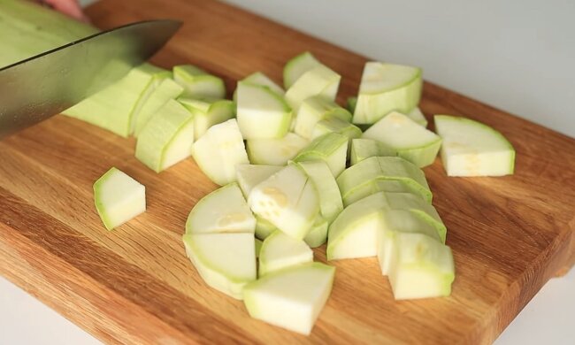 Вся сім'я облизуватиметься: рецепт салату з молодих кабачків з куркою та огірками