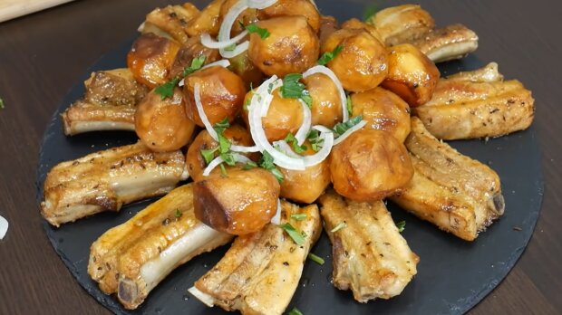 Рецепт швидких і соковитих реберець з картоплею в мікрохвильовій печі. Фото: YouTube