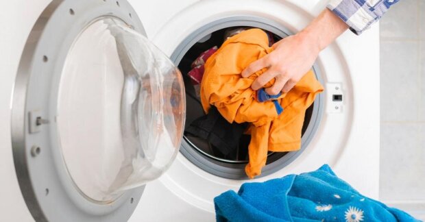 Ваши вещи начнут очень неприятно пахнуть: назван самый опасный режим в стиральной машинке