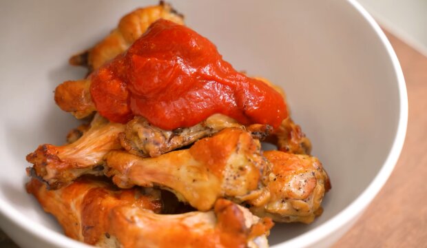 Рецепт ніжних курячих крилець, запечених у апельсиново-соєвому соусі. Фото: YouTube