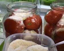 Мариновані помідори по незвичному рецепту зі спеціями