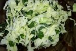 Настоящий весенний хит: рецепт салата из молодой капусты с крапивой и сметаной