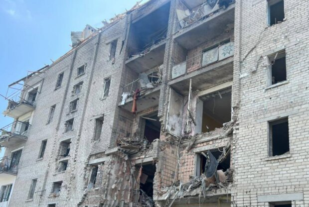 Это нелюди: россияне ударили по многоэтажке. Четверо деток в крайне тяжелом состоянии