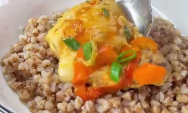 Курячі стегна з овочами, кадр з відео