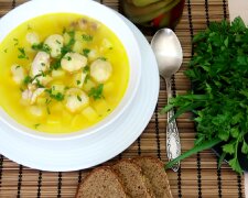 Рецепт сытного сырного супа с сырными шариками и картошкой. Фото: YouTube