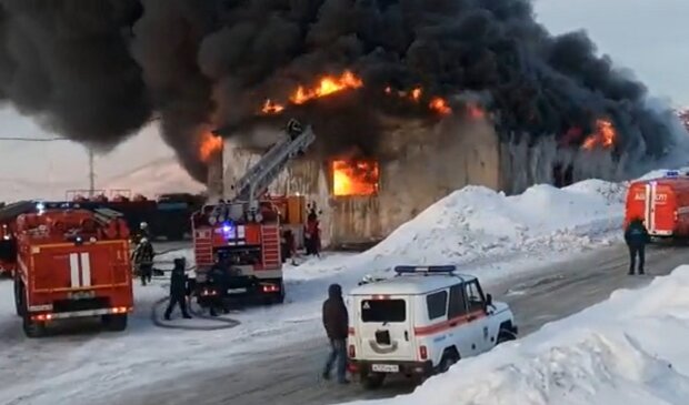 Пожежники нічого не можуть зробити: у Росії найпотужніша пожежа на складі з вантажівками