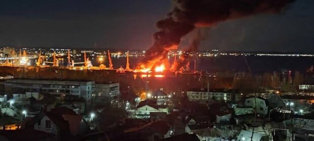 Уничтожение российского десантного корабля "Новочеркасск": части судна разбросало уже по всей Феодосии