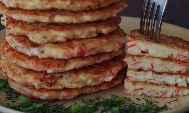 От них невозможно оторваться: рецепт быстрых блинчиков из крабовых палочек