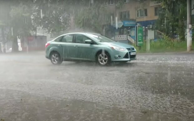 Злива і град. Фото: скріншот YouTube-відео
