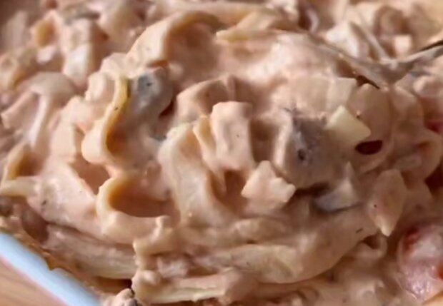Запечённые макароны с курицей и овощами, кадр из видео