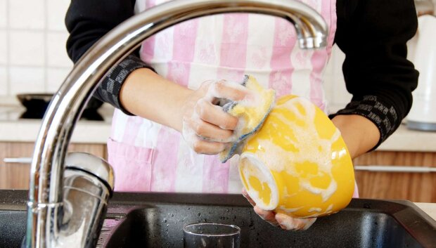 Это вам точно пригодится: 5 способов, которые помогут отмыть любой жир с посуды в холодной воде