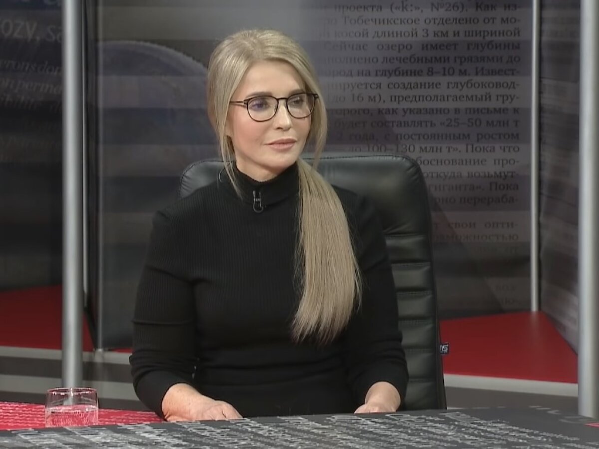 Юлія Тимошенко грудь Юлия Тимошенко поразила нарядом с погонами на фоне Mercedes. Hyser.com.ua