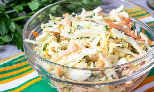 Быстро, вкусно и недорого: рецепт салата из молодой капусты с колбасным сыром и майонезом