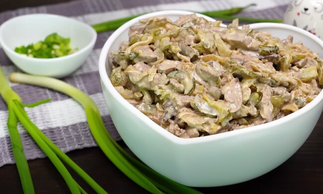 Салат с куриной печенью, баклажанами и помидорами, фото: youtube.com