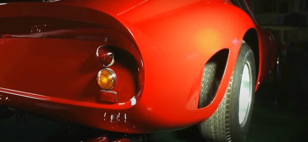 Пылился почти пол века: в заброшенном гараже обнаружили старинный раритетный Ferrari