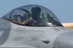 Американская летчица в звании лейтенанта стала мисс "Мисс Америка 2024". Фото красотки