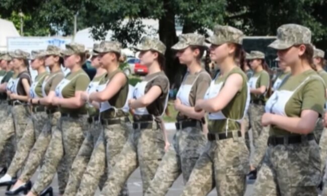 Хоть не в валенках: украинским женщинам-
военнослужащим купили для парада туфли на шпильках
