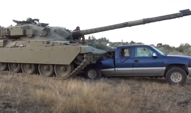 Просто звери: россияне катаются на танках по дворам и давят машины украинцев. Видео