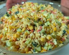 Класичний крабовий салат, кадр з відео