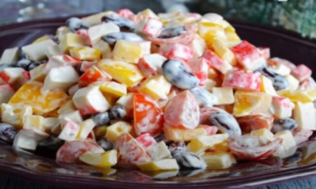 Добавки просять навіть ті, хто вже наївся: рецепт салату з крабових паличок із квасолею