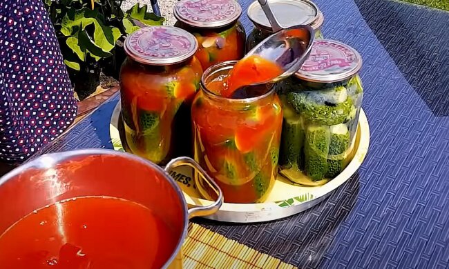 Огурцы в томатной заливке с чесноком на зиму, фото: youtube.com