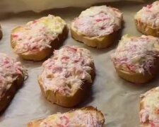 Бутерброды с крабовыми палочками и икрой мойвы, кадр из видео