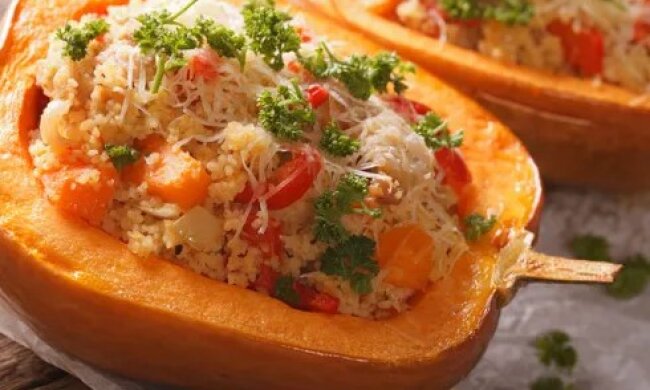 Вся родина прицмокуватиме: рецепт гарбуза, фаршированого курячим м'ясом, грибами та овочами.