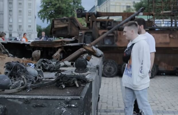 Пусть увидит каждый: в Киеве выставили напоказ сожженную российскую технику. Видео