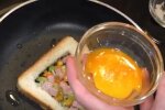 Гарячі бутерброди з яйцем на сковороді