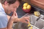 И не придется тратиться на сантехника: что нужно сделать, чтобы избавиться от неприятного запаха из раковины