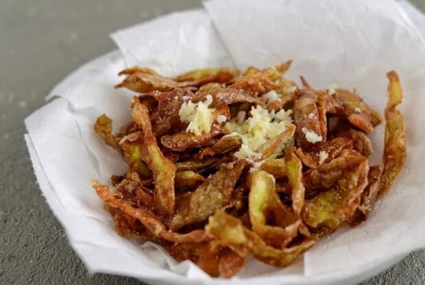 Разумное потребление: как из картофельных очистков приготовить вкусные чипсы